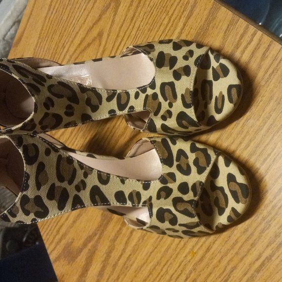 <Cheetah Print KITTEN Heals> - Picture 1 of 7